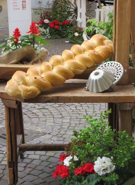 treccia di pane alla mostra dell'artigianato di Soragna